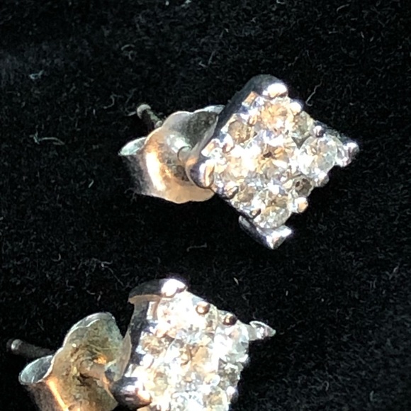 1 Carat TW set in 10K gold DIAMOND PENDANT AND EARRINGS. - Picture 3 of 3